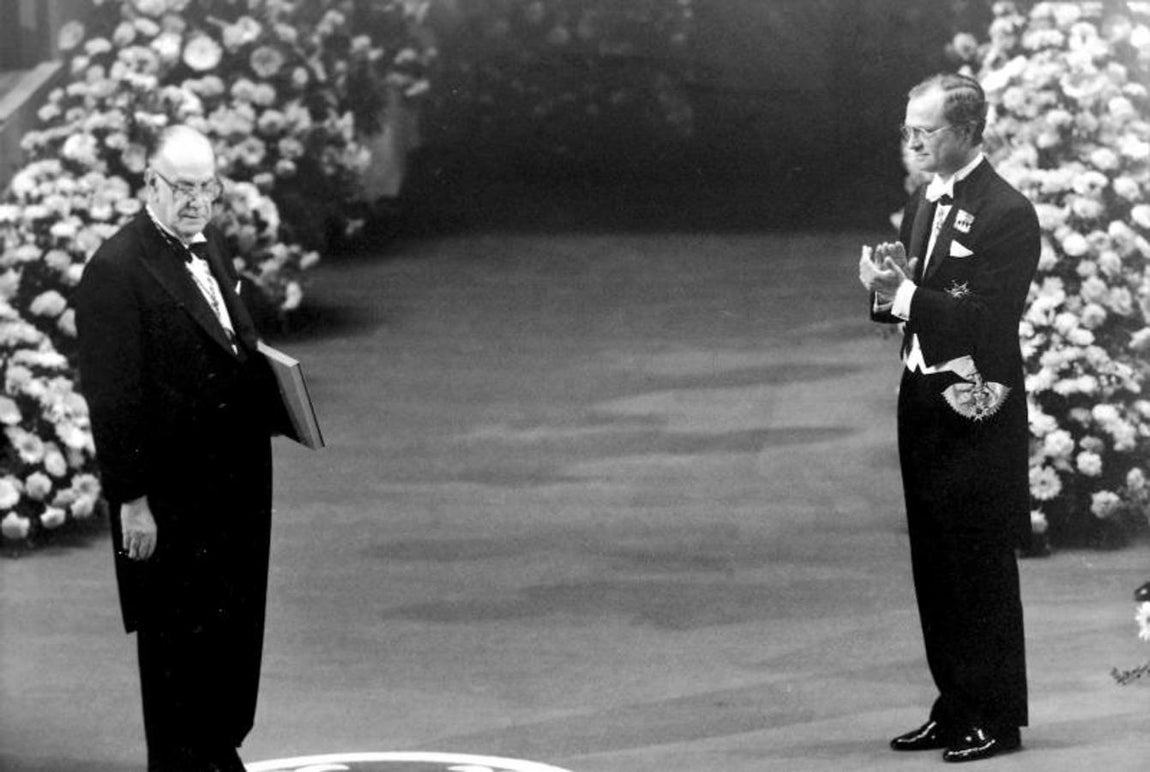 Cela es aplaudido por el Rey de Suecia en su recogida del Nobel de Literatura. 