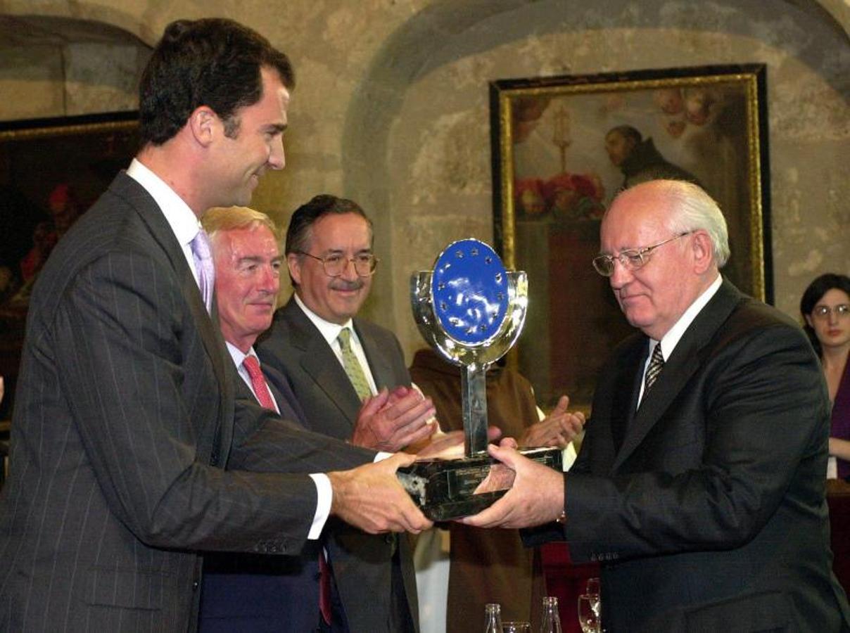 Gorbachov recibe de manos del entonces Príncipe Felipe el premio Carlos V. 