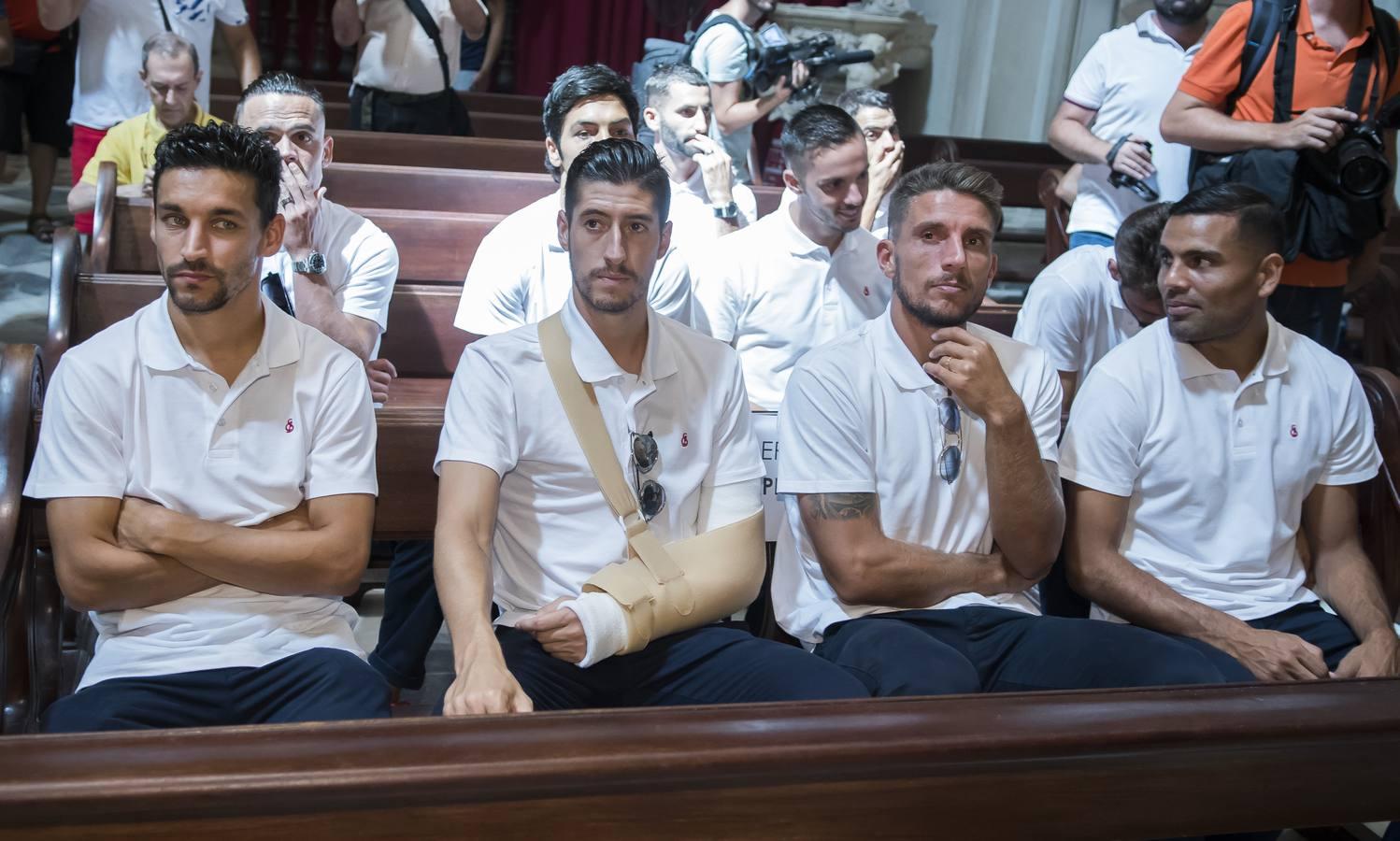 Las mejores imágenes de la ofrenda floral del Sevilla FC a la Virgen de los Reyes