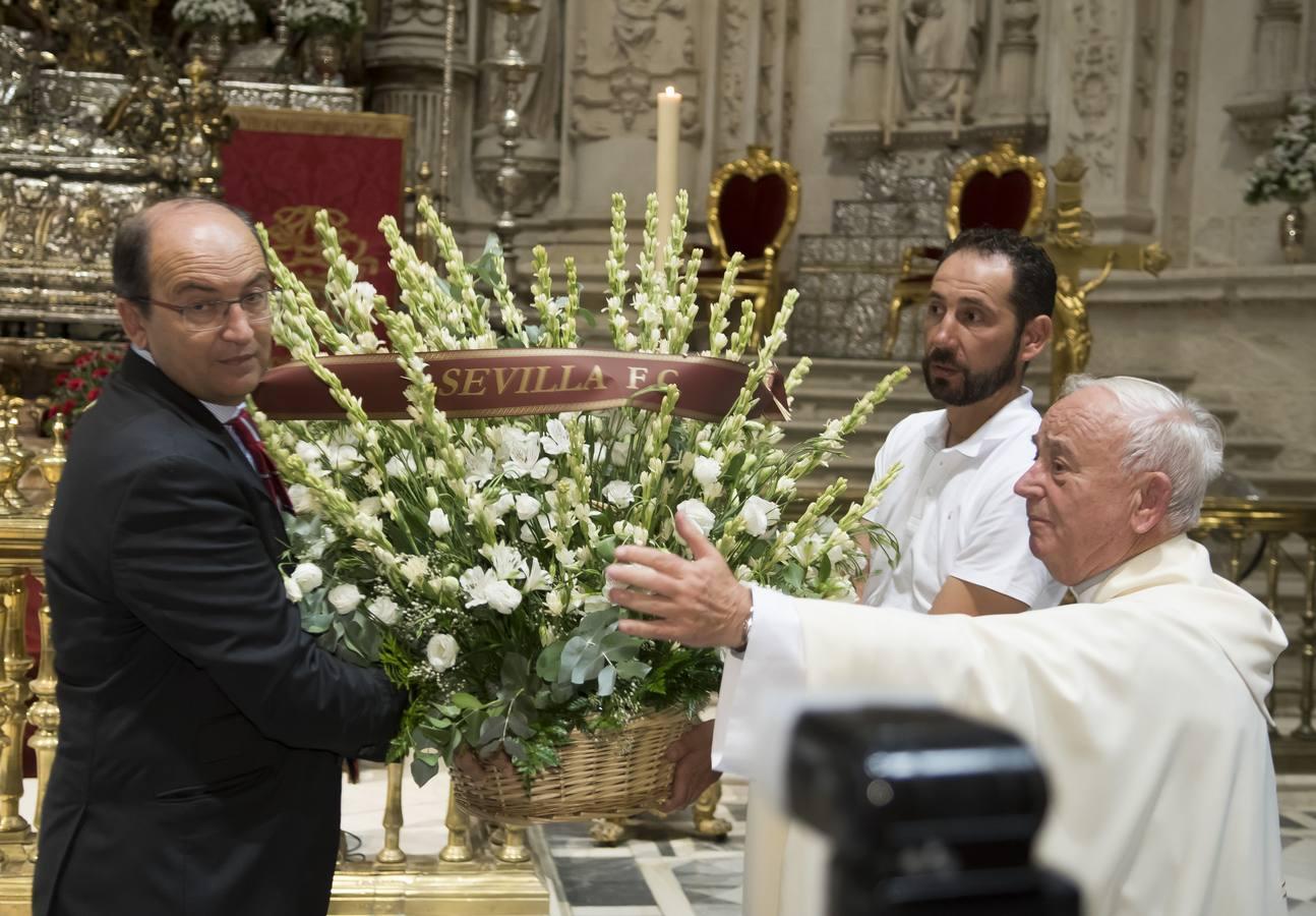 Las mejores imágenes de la ofrenda floral del Sevilla FC a la Virgen de los Reyes