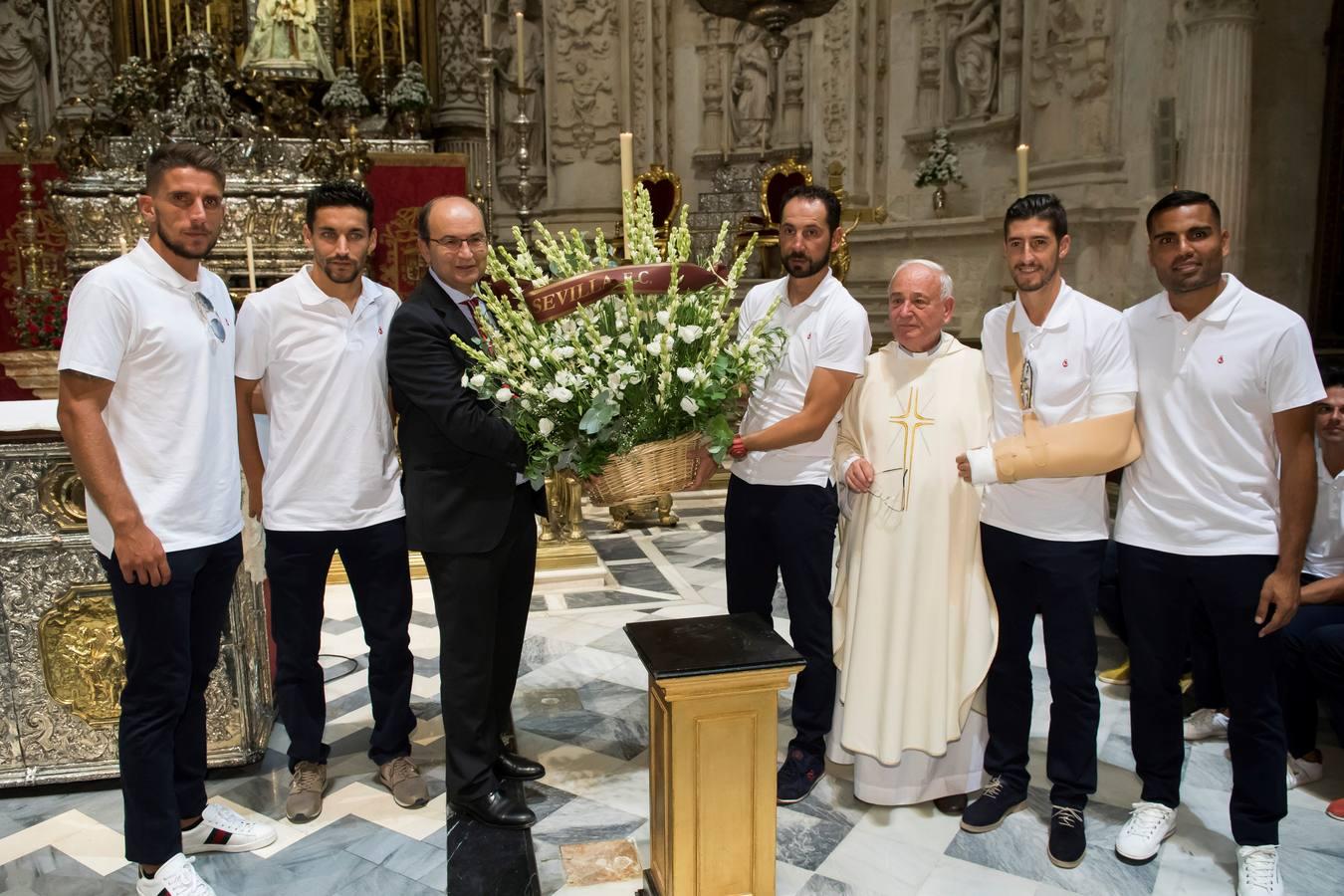 Las mejores imágenes de la ofrenda floral del Sevilla FC a la Virgen de los Reyes