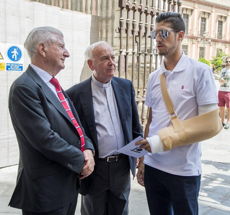 Las mejores imágenes de la ofrenda floral del Sevilla FC a la Virgen de los Reyes