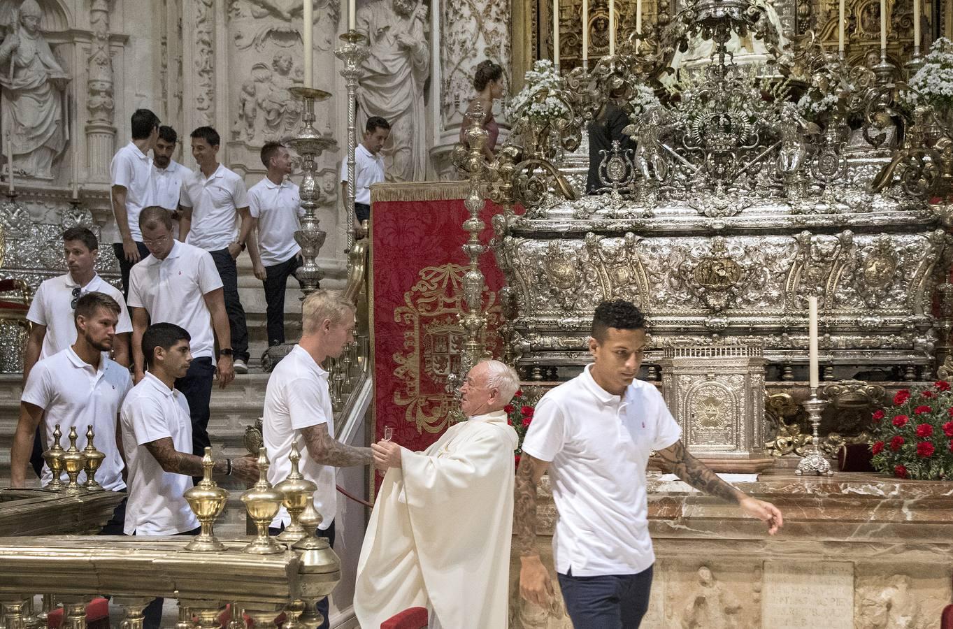 Las mejores imágenes de la ofrenda floral del Sevilla FC a la Virgen de los Reyes