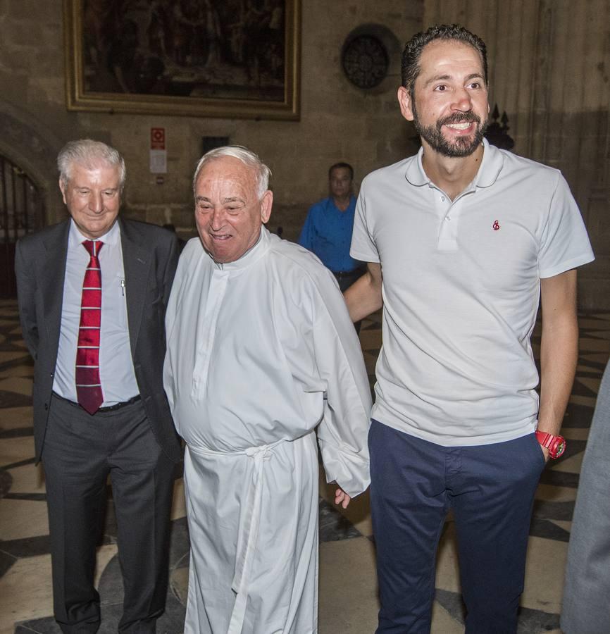 Las mejores imágenes de la ofrenda floral del Sevilla FC a la Virgen de los Reyes