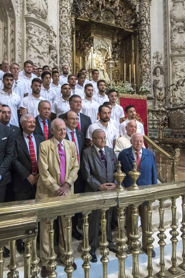 Las mejores imágenes de la ofrenda floral del Sevilla FC a la Virgen de los Reyes