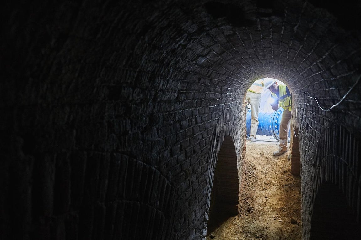 1. El contraste. Interior del viaje de agua de la calle Fuencarral. Al fondo, en azul, tubería nueva que el Canal estaba conectando cuando encontró esta antigua conducción