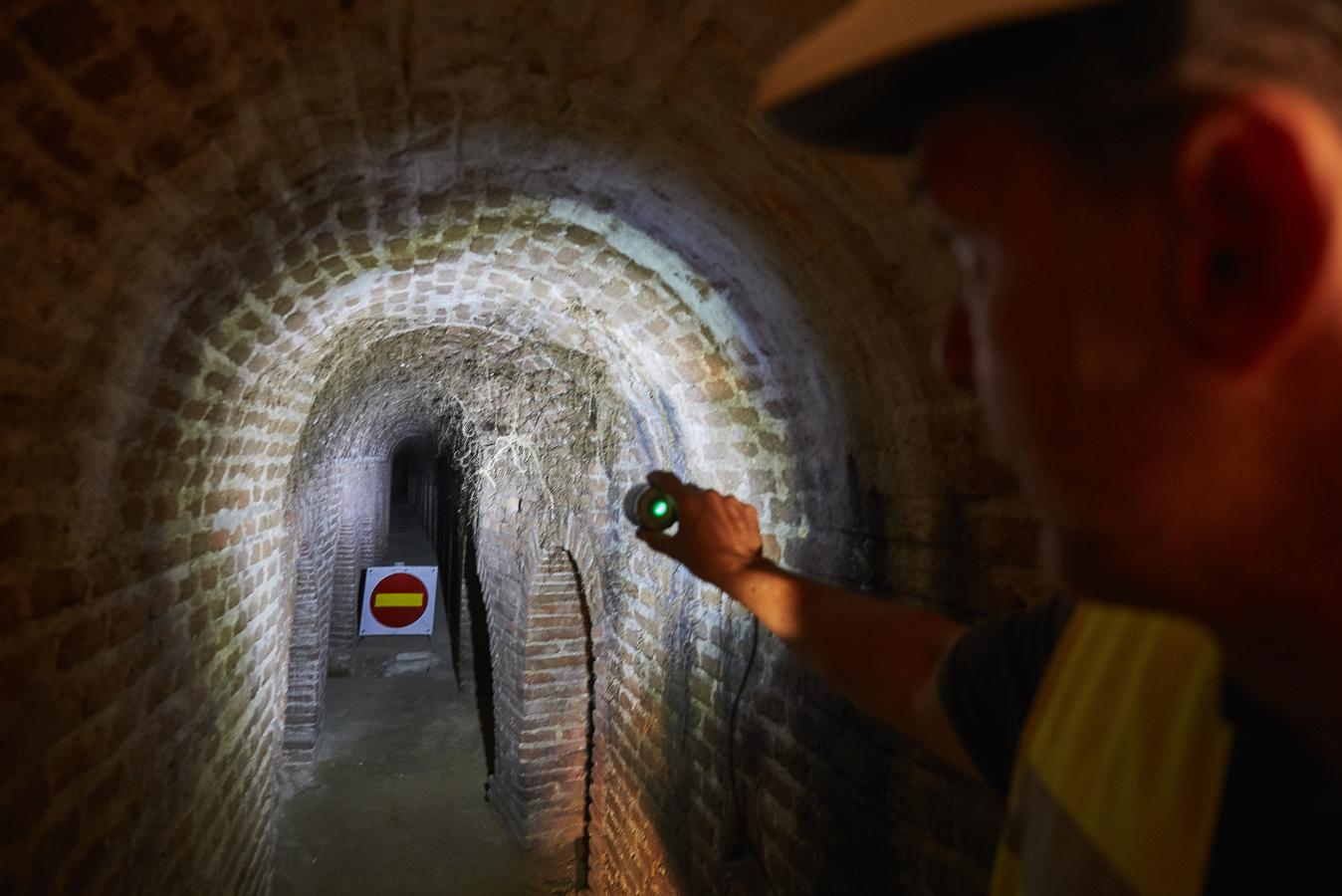 8. Metros y metros. Un arqueólogo muestra con una luz la longitud del viaje de agua, cuyo fin no se puede apreciar a simple vista