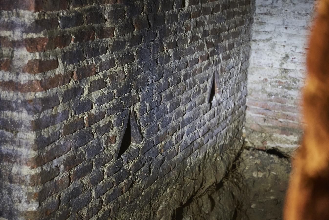 4. La luz. En estos orificios situados en la pared acostumbraban a colocarse lámparas para tener luz en el interior del viaje de agua