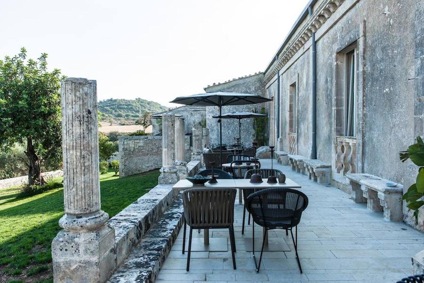 Así es el hotel Dimora delle Balze. La casa está construida alrededor de dos hermosos patios, flanqueados por terrazas y un bello jardín con piscina climatizada de agua salada