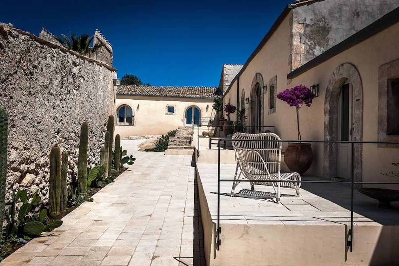 Así es el hotel Dimora delle Balze. La casa está construida alrededor de dos hermosos patios, flanqueados por terrazas y un bello jardín con piscina climatizada de agua salada