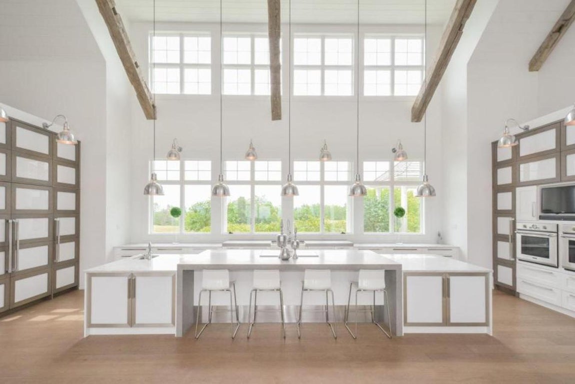 Cocina. Las lámparas sobre la isla central funcionan perfectamente como sepador de espacios. A la derecha de la imagen se distingue una bodega