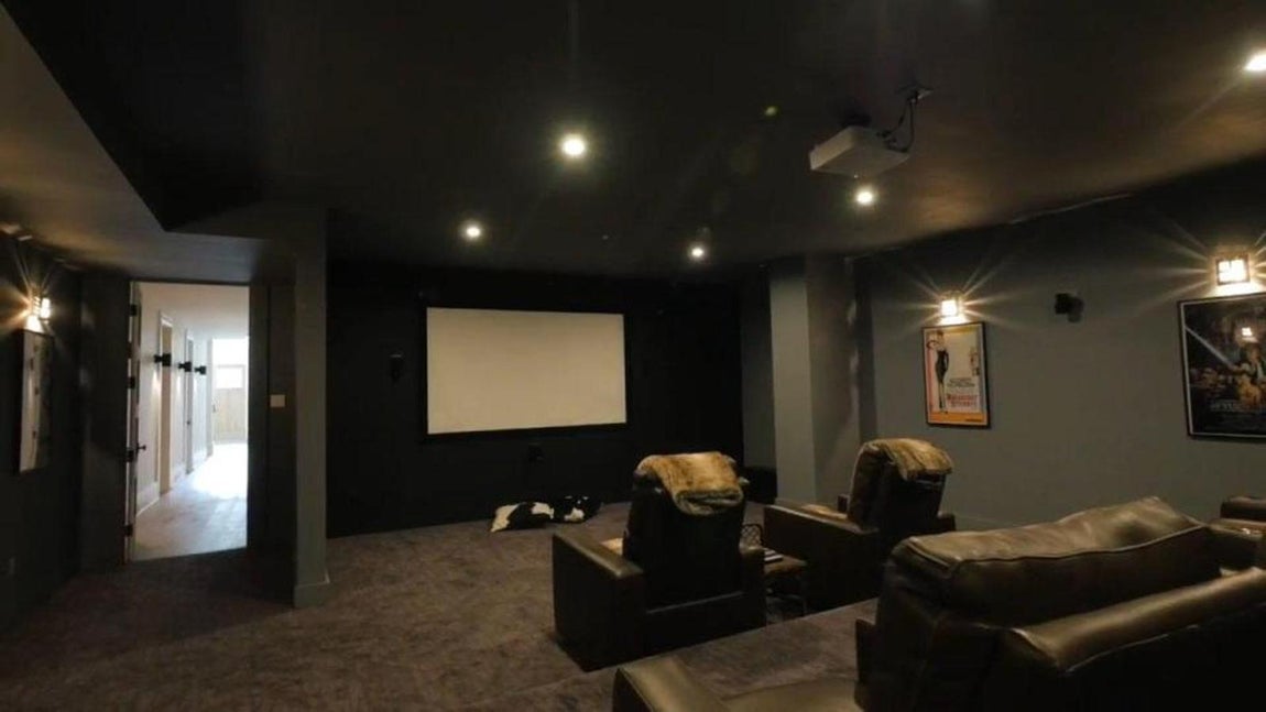 Cine. La mansión cuenta, además, con un cine, gimnasio, sala de juegos con billar, un centro ecuestre, granero, establo y una pista de carreras