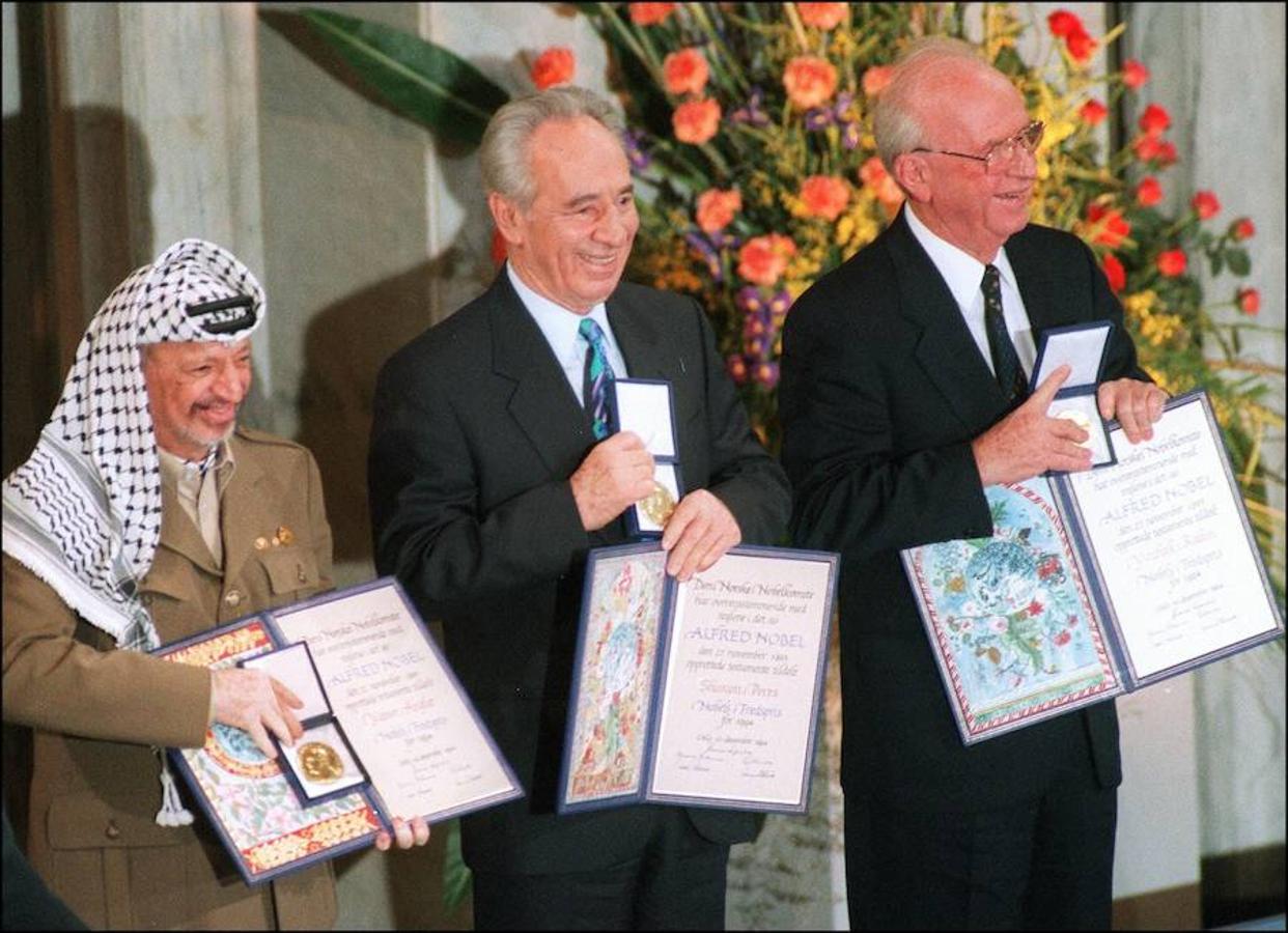 El líder palestino Yasser Arafat, el ex ministro de Relaciones Exteriores de Israel Shimon Peres y el primer ministro israelí Rabin posan en Oslo en 1994. 