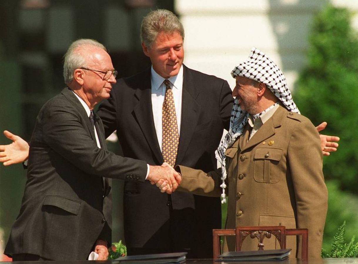 El presidente Clinton preside las ceremonias de la Casa Blanca que marcan la firma del acuerdo de paz entre Israel y los palestinos, Rabin y Arafat. 