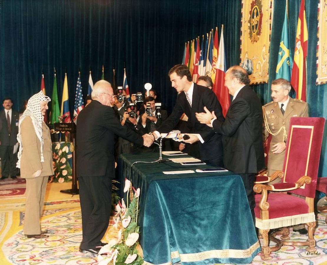 Isaac Rabin y Yaser Arafat reciben el Premio Príncipe de Asturias de Cooperación Internacional. 