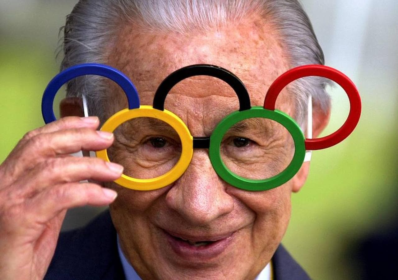 El presidente del Comité Olímpico Internacional (COI), Juan Antonio Samaranch, se coloca unas «gafas olímpicas», durante la visita a la Villa Olímpica en Sydney. 