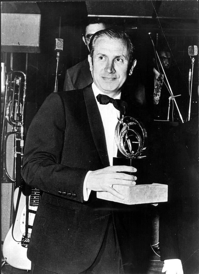 Entrega del trofeo y diploma del «mejor publicitario del año» a Samaranch cuando era Delegado Nacional de Educación Física y Deportes por su campaña «Contamos contigo». 