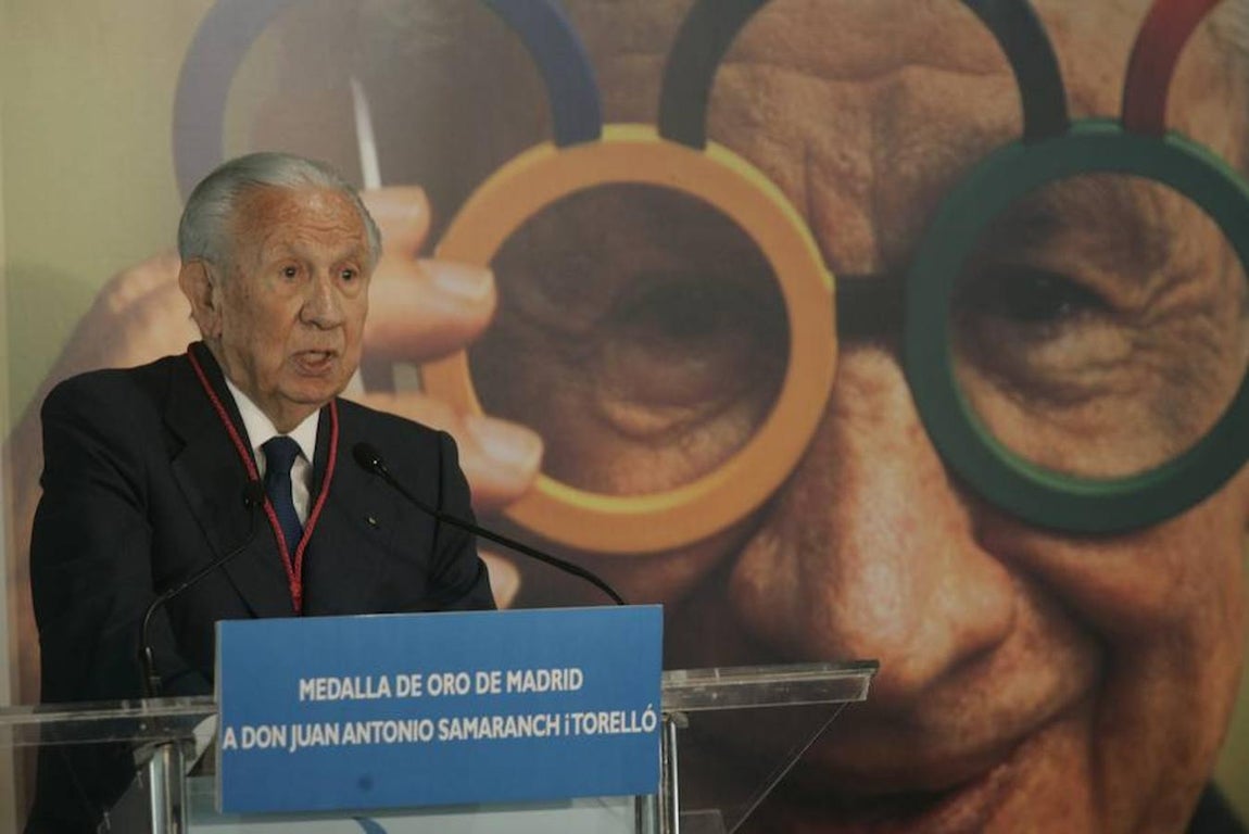 Entrega de la medalla de la ciudad a Samaranch por el alcalde Gallardón. 