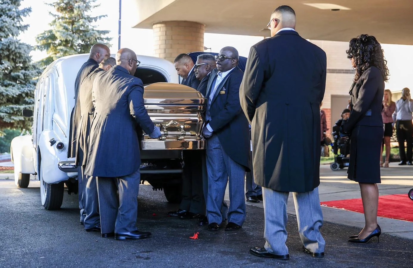 Los restos mortales de la cantante estadounidenense Aretha Franklin llegan al Templo Greater Grace en Detroit, Michigan, Estados Unidos. 