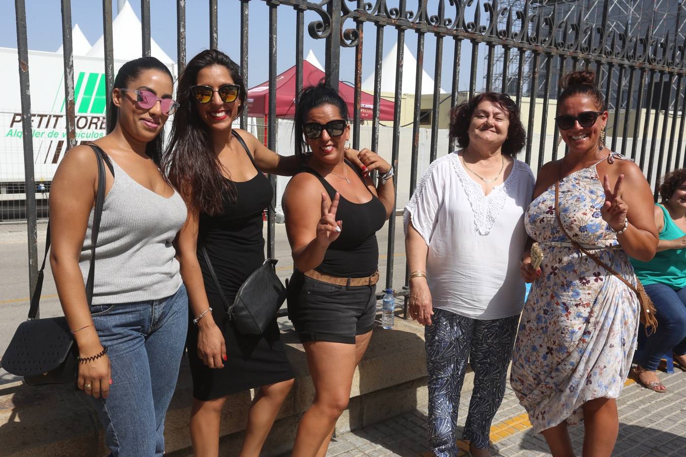 FOTOS: El muelle, un hervidero a la espera del concierto de Ricky Martin