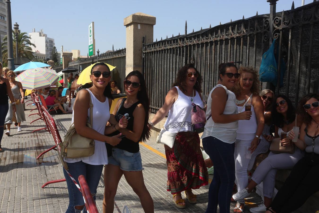 FOTOS: El muelle, un hervidero a la espera del concierto de Ricky Martin