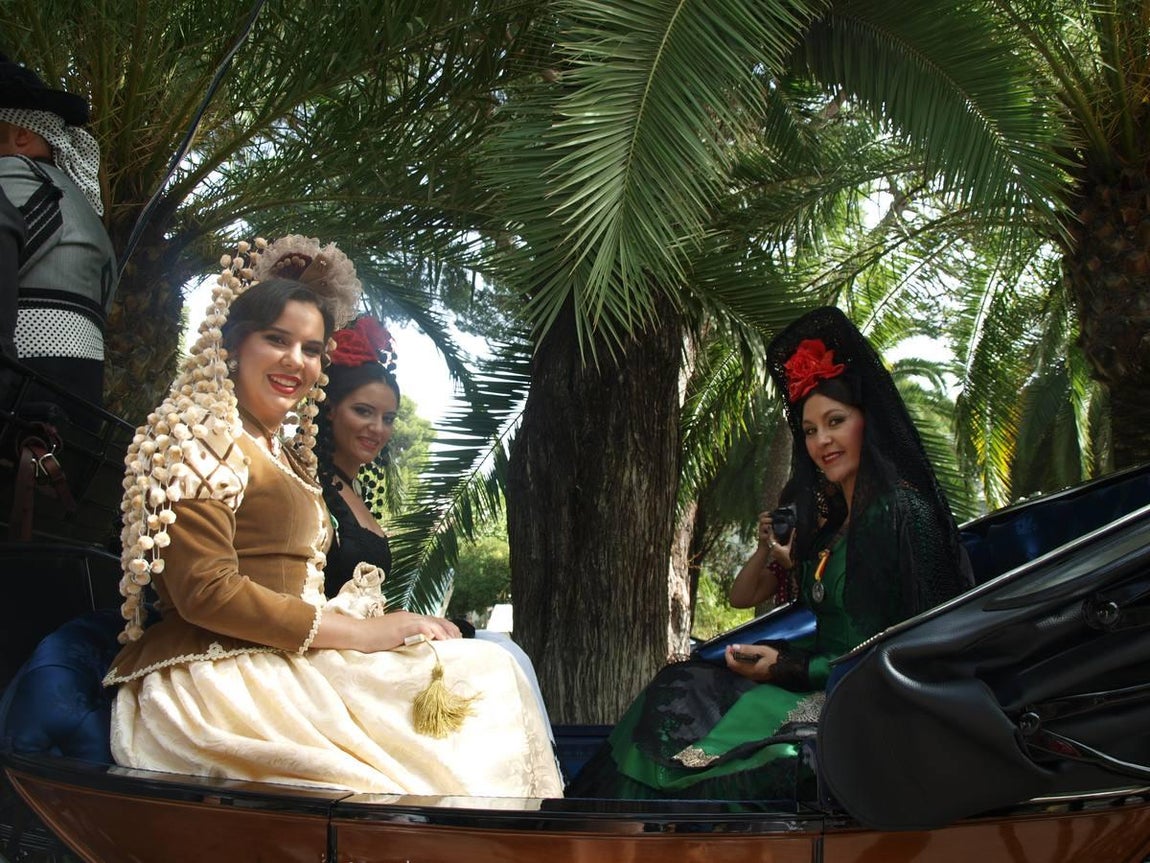 La presidenta de las Damas Goyescas, Patricia Castaño, con Eva y Miriam Jiménez