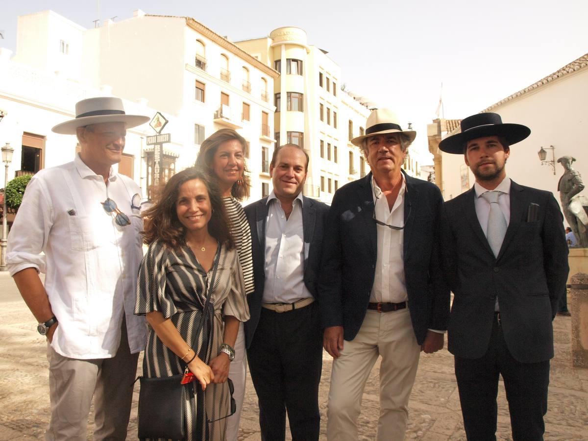 José Pi, Isabel Clavero, Eugenia Carranza, Alfredo Montero y Agustín Barral junto a su hijo Agustín