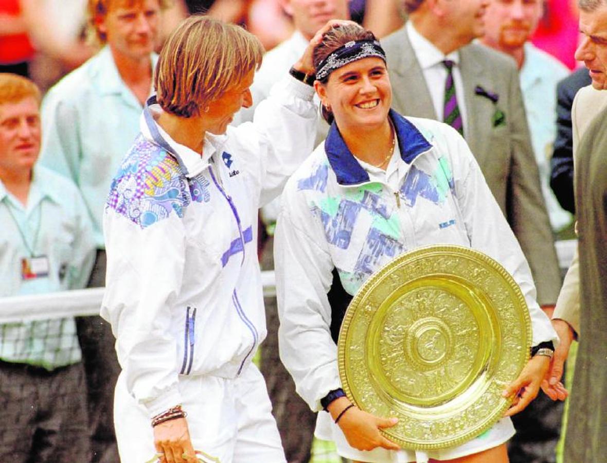 Martina Navratilova y su buen gesto con Conchita Martínez tras perder Wimbledon ante la española. 