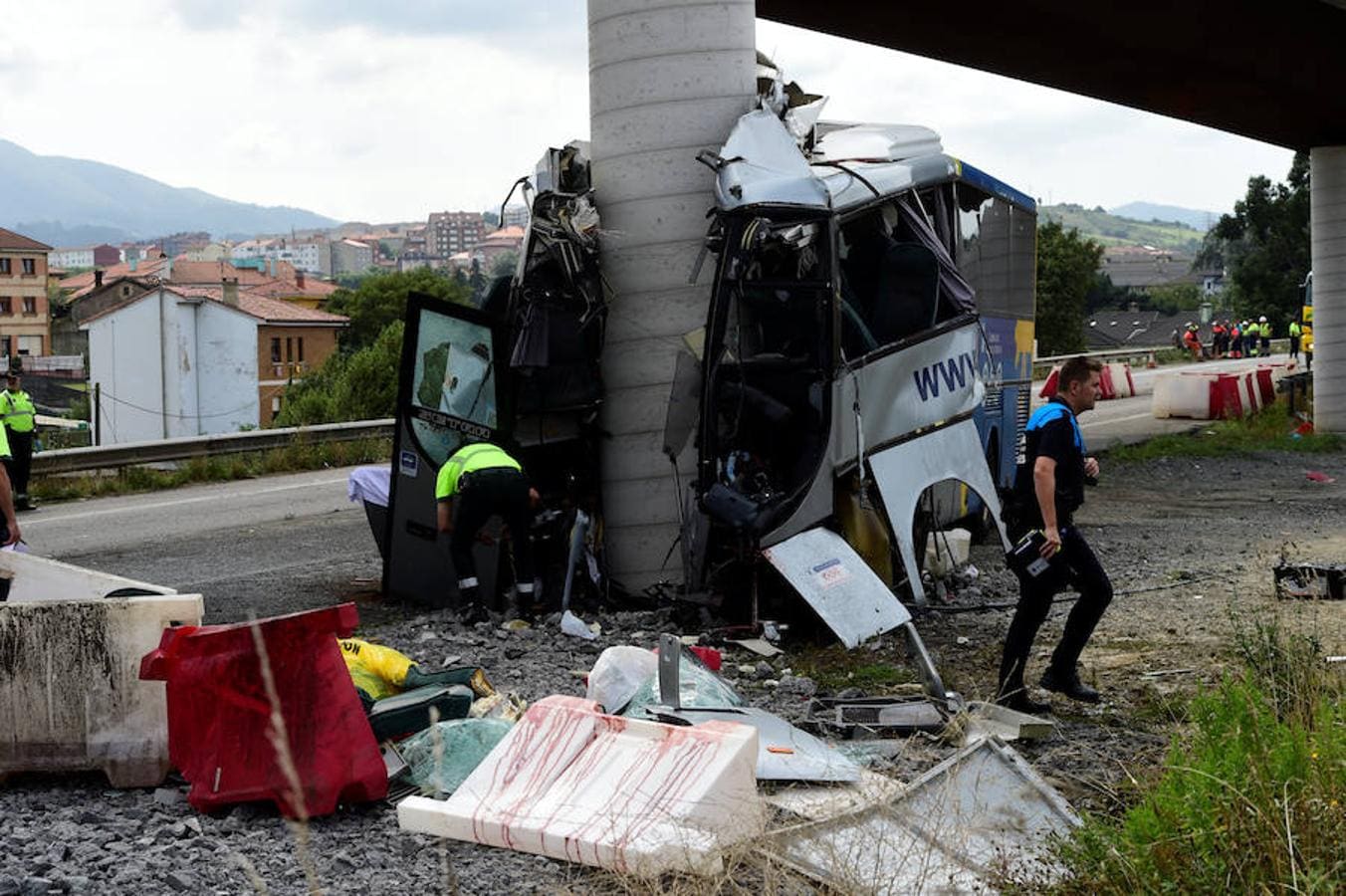 Un accidente de autobús en Avilés deja al menos cinco muertos y 16 heridos