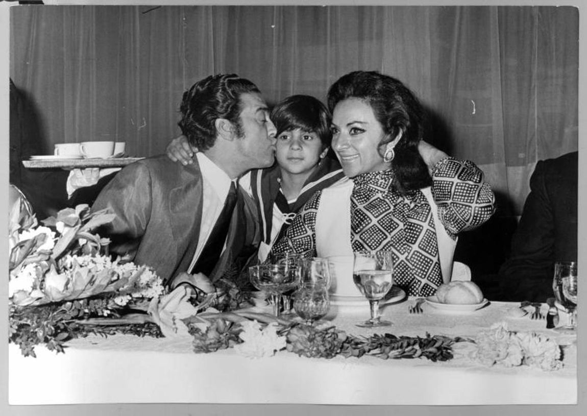 Lola Flores y su marido en la Primera Comunión de su hijo Antonio. 