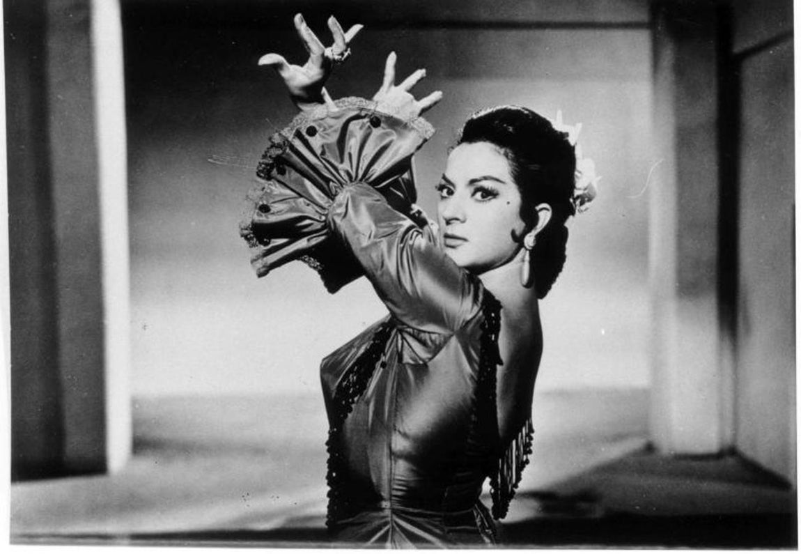 Lola Flores en vestido flamenco. 