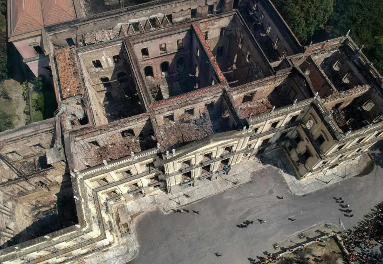 Vista aérea del Museo Nacional de Brasil después del incendio