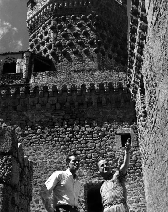 Charlton Heston y Anthony Mann visitan el Castillo de Manzanares El Real durante el rodaje de «El Cid». Hacia 1961. Archivo Notorious Ediciones