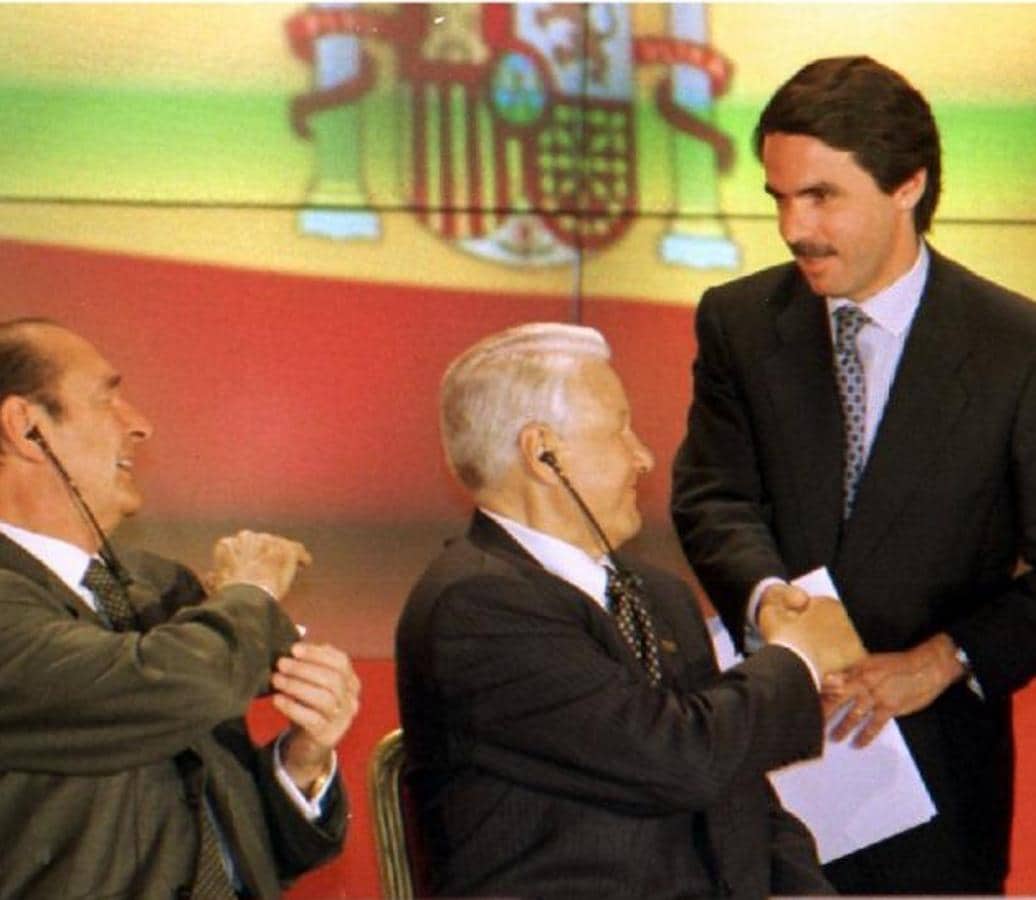 Boris Yeltsin saluda a José María Aznar tras un discurso del mandatario español en una cumbre de la OTAN. 