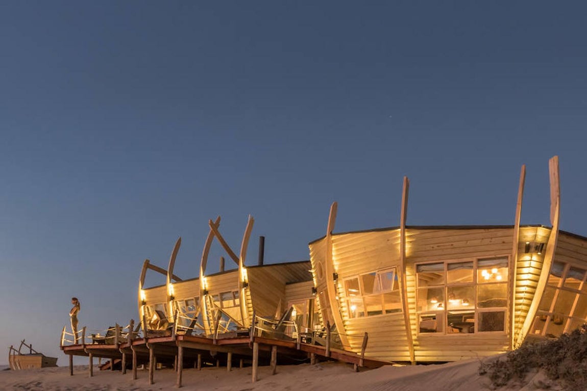 Cabañas de madera de Shipwreck Lodge. Evocan los barcos varados entre el desierto y el océano de Namibia