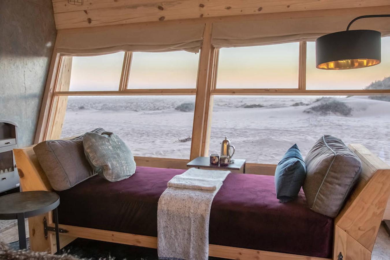 Interior de una de las diez cabañas. Las cabañas evocan los barcos varados entre el desierto y el océano de Namibia