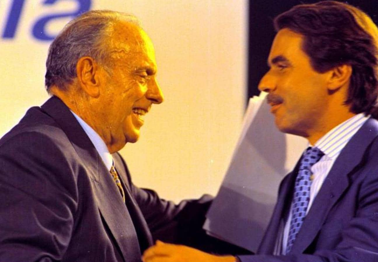 Fraga saluda a Aznar, quien sería su sucesor en la presidencia del PP. 