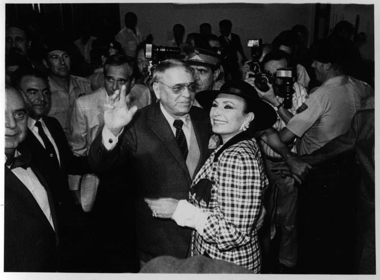 Rocío Jurado recibe a Frank Sinatra en Madrid. 