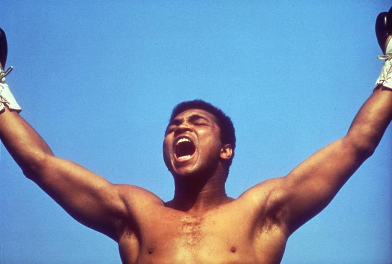 Muhammad Ali gritando en señal de victoria. 