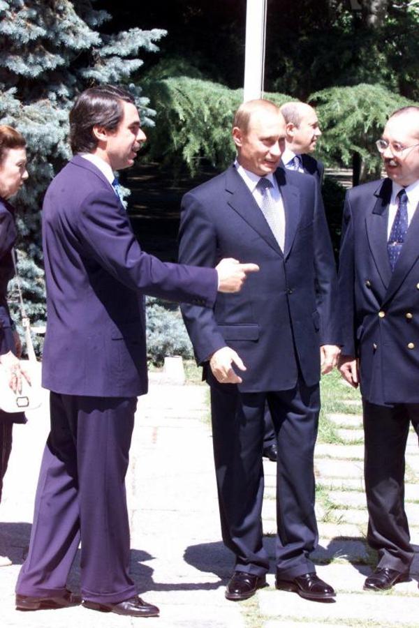 El expresidente del Gobierno, José María Aznar, recibe a Putin en Madrid. 