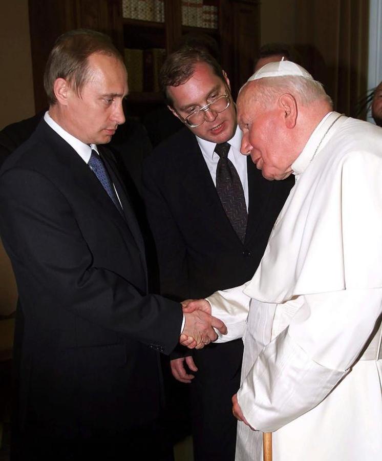 Vladimir Putin saludando a San Juan Pablo II. 
