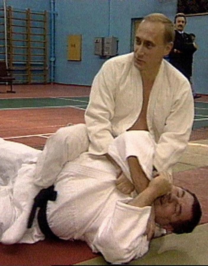 Putin realizando una llave de judo, una de las artes marciales que domina. 