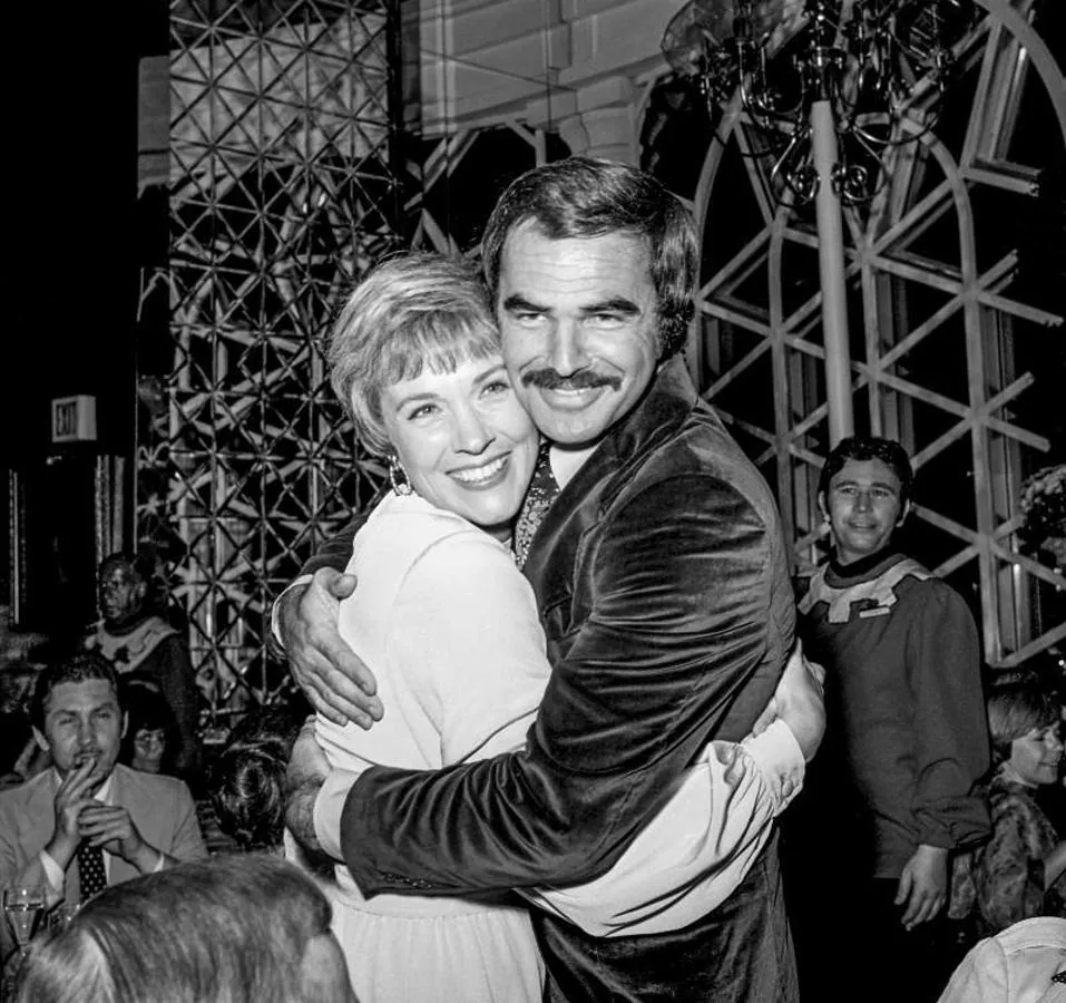 Amistad con Julie Andrews. Julie Andrews y Burt Reynolds en Las Vegas durante 1976.
