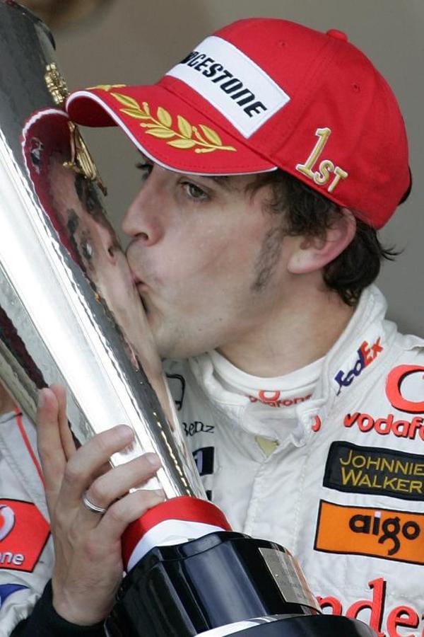 Fernando Alonso besa el trofeo ganado en Mónaco en 2007. 