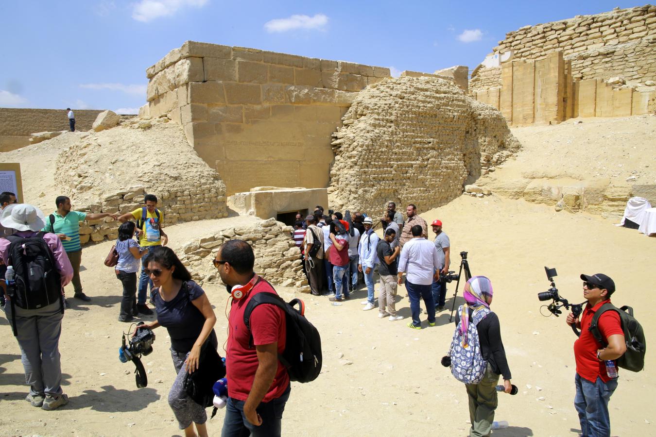 La tumba de Mehu, un poderoso visir que vivió hace 4.300 años en la época de los primeros faraones egipcios, ha sido abierta al público por primera vez en la zona de las pirámides de Saqara. En la imagen, unos visitantes esperan ante una de las entradas de la tumba. 