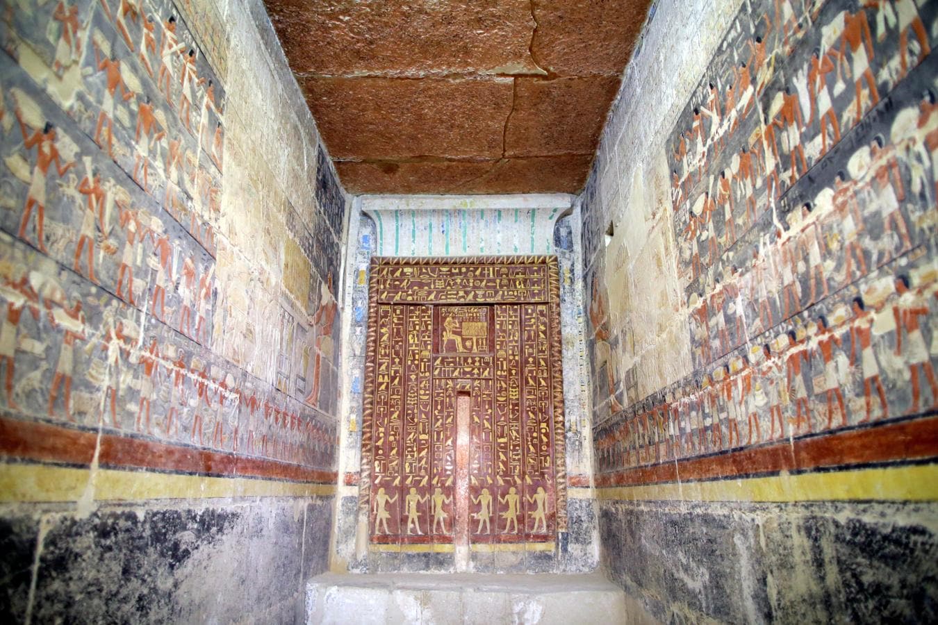 La tumba, descubierta en 1940, se ubica a un centenar de metros de la pirámide escalonada de Zoser, el monumento de piedra más antiguo del mundo y el más importante de Saqara. El Ministerio de Antiguades de Egipto ha restaurado las pinturas de la tumba. 