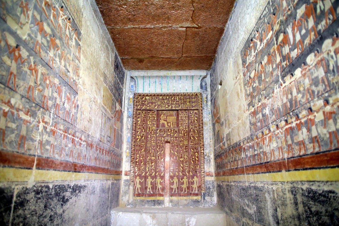 La tumba, descubierta en 1940, se ubica a un centenar de metros de la pirámide escalonada de Zoser, el monumento de piedra más antiguo del mundo y el más importante de Saqara. El Ministerio de Antiguades de Egipto ha restaurado las pinturas de la tumba. 