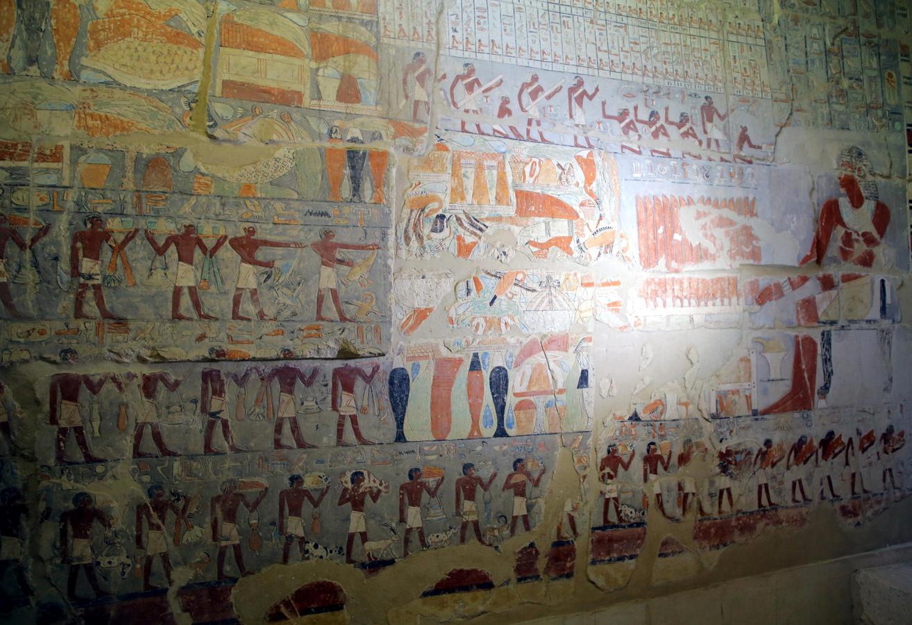 Las paredes de las cámaras y pasillos están pintadas con ricos frescos que ilustran escenas de la vida diaria del Antiguo Egipto, como la danza, la pesca y la caza o la fabricación de piezas de oro. 