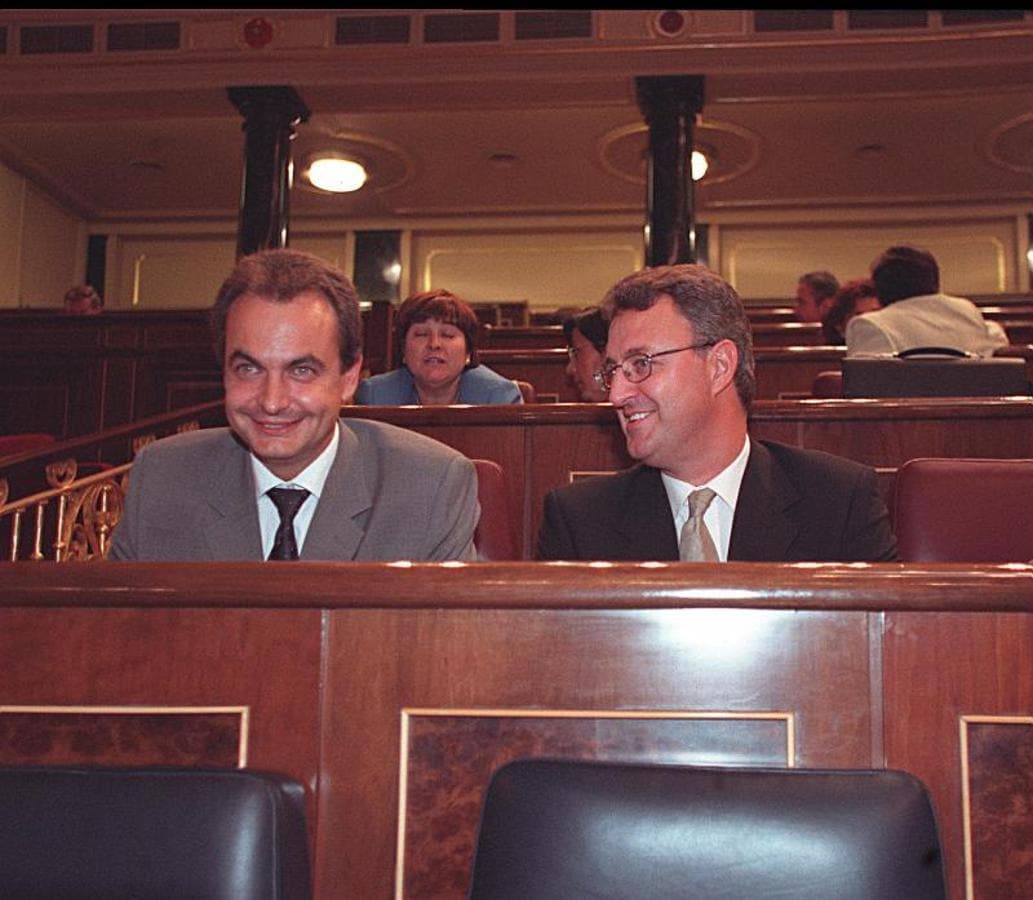 Zapatero junto a Jesús Caldera en el Congreso de los Diputados. 