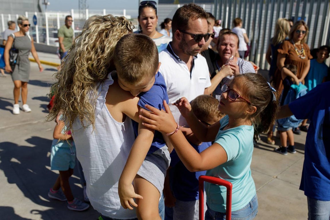 La triste vuelta al cole de Cristian, el niño de La Carlota con autismo, en imágenes